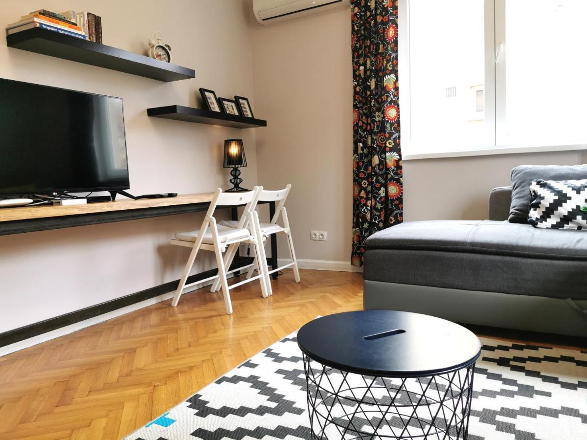Beautifully Decorated Functional Sofía