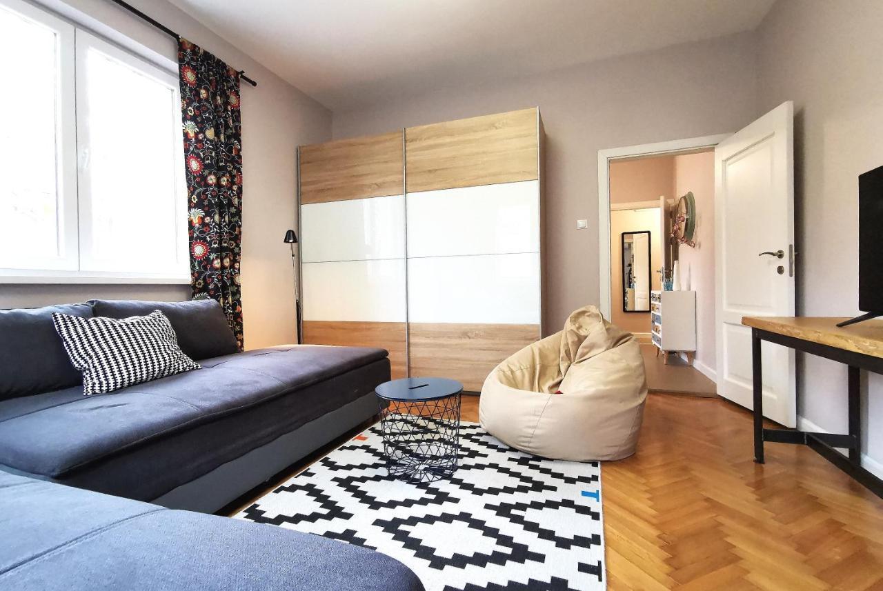 Beautifully Decorated Functional Apartamento